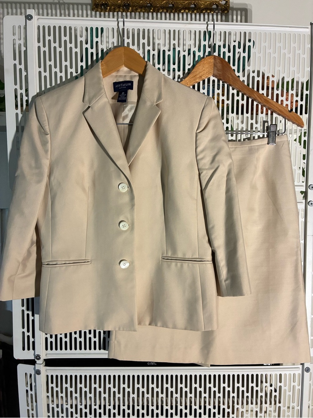 Ann Taylor Cream Women's Blazer 8P & Skirt 6P Suit Set- read description